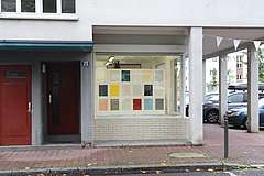 Farben der Hellerhofsiedlung, Monotypie-Serie, 2021, Installationsansicht Schaufensterausstellung 2021