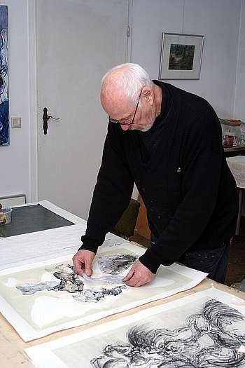 Hellmut Martensen in seinem Atelier