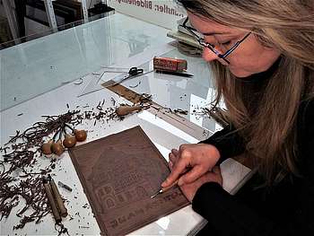 Die Eisenacher Künstlerin Lydia Schindler beim Schneiden der Linoldruckplatte mit eindrucksvollem Lutherhaus-Motiv. Foto: Lydia Schindler