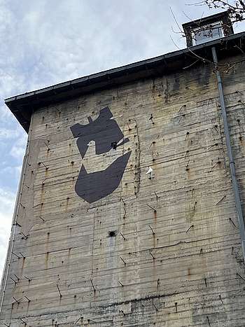 Bunker in Rath-Mitte, Künstler des Wandbilds: Klaus Klinger, Foto: Florian Zeeh, Auf dem Dach die Ateliers