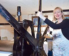 Britta Lange an ihrer Tiefdruckpresse