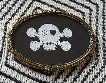 Spooky Skull (Siebdruck auf Textil) by Miss Tula Trash