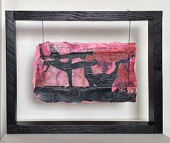 Friederike Thomaschki, „burning power“, 2025 Collage: Monotypie/Bienenwachs/Glas, gerahmt