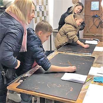 Ukrainische Kinder verewigen sich auf Rhoder Relief