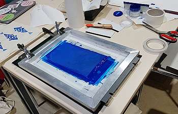 Siebdruckfolie unter ein Aluminium-Sieb geklebt