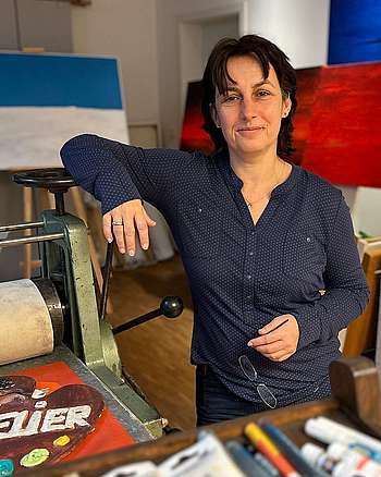 Jeannette Dubielzig an der Druckerpresse