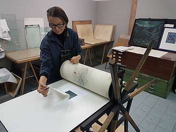 Angelika Ludwig an der Druckpresse, Foto: Ulrike Zimmer