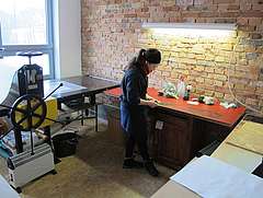 Iris Trostel Santander in ihrem Atelier in Halle (Saale); Foto: Iris Trostel Santander