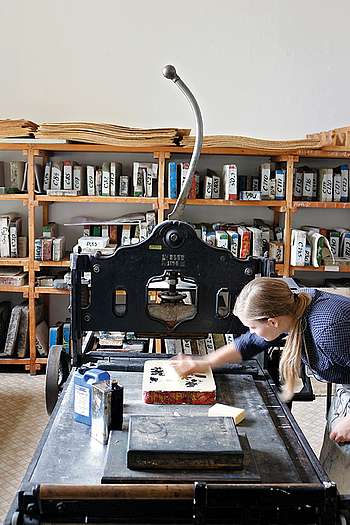 Die Lithografie verbindet historisches Bewusstsein mit handwerklicher Praxis und ist bis heute ein beliebtes zeichnerisches Mittel. In der zeitgenössischen Kunst wird sie neu gelesen und erweitert: traditionelle Verfahren treffen auf aktuelle Fragestellu