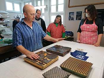 Foto: KFE, Ulf Ahrens erzählt den Teilnehmer wissenswertes zur Geschichte des Blaudrucks