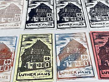 Der kunstvolle Linoldruck mit Lutherhaus-Motiv in verschiedenen Farbfacetten. Foto: Stiftung Lutherhaus Eisenach (Lydia Schindler)