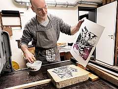 Jan Bodenstein in Vorbereitung auf den Tag der Druckkunst in der Druckwerkstatt Kunsthaus Salzwedel