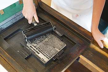Auch eine eigene Bibelseite kann an der historischen Gutenberg-Druckerpresse in Luthers Werkstatt gedruckt werden. Foto: Stiftung Lutherhaus Eisenach (Sascha Willms)